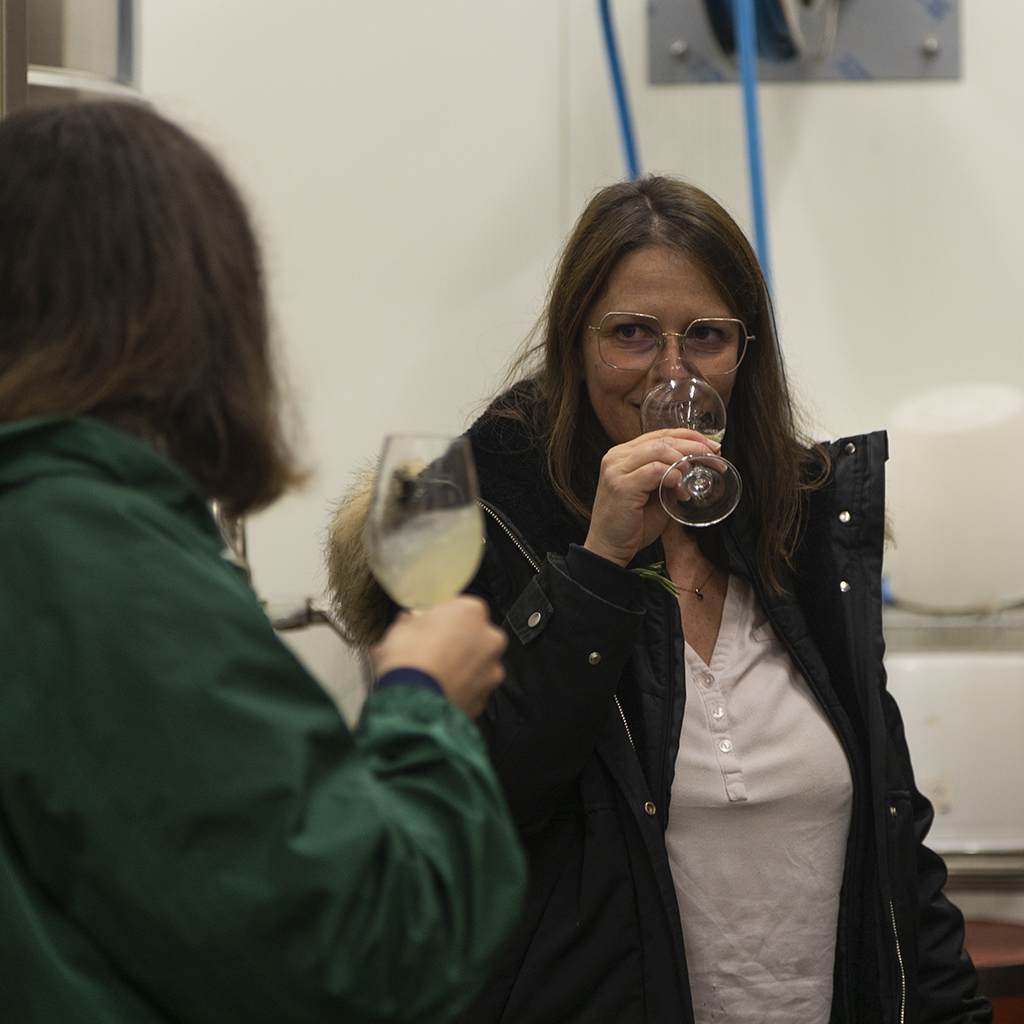 Elodie en dégustation avec l'œnologue