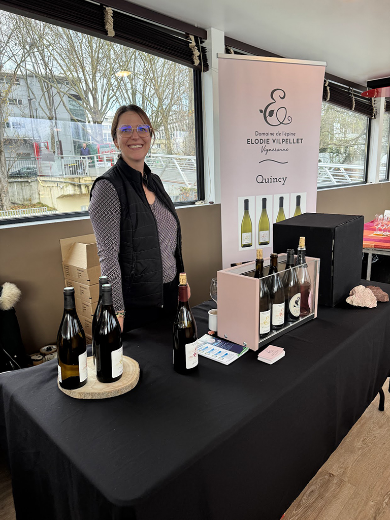 Elodie en Salon sur une péniche à Paris