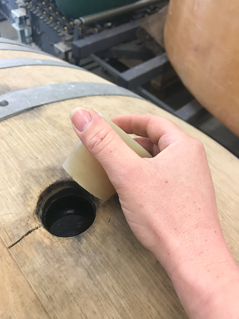 Fût en chêne avec la cuvée présage