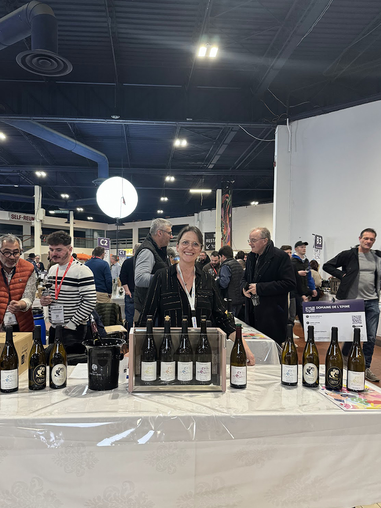 Elodie derrière son stand pour un salon à Angers