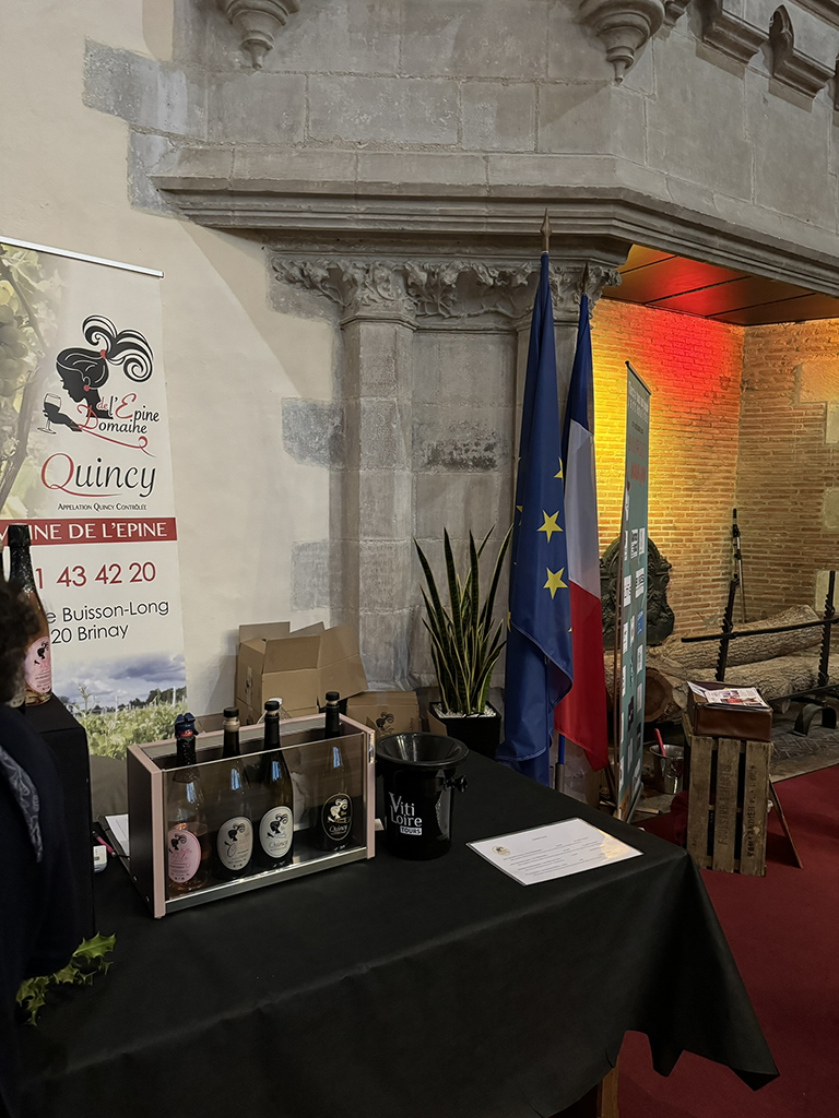 Elodie derrière le stand